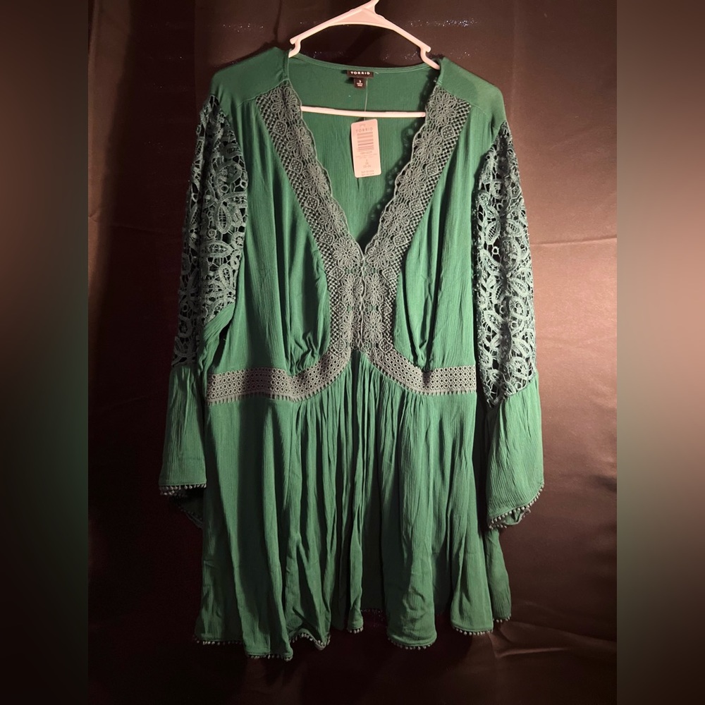 Green babydoll blouse with lace sleeve. NWT, size 3